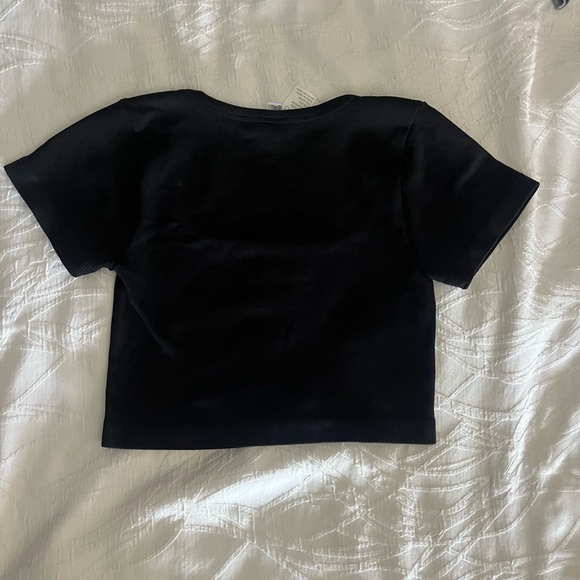 size small black form fitting cropped shirt - Picture 2 of 3